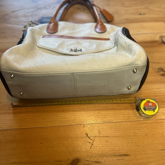 Danier Genuine Leather Luxury Cream and Tan Women's Handbag Like new - Picture 6 of 10